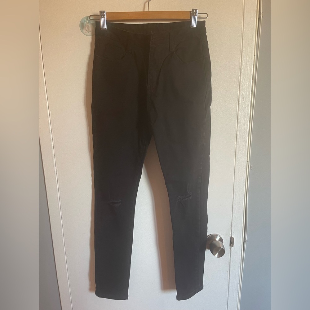 Black no name skinny jeans size m but runs small so SIZE S. Ripped on the knees.